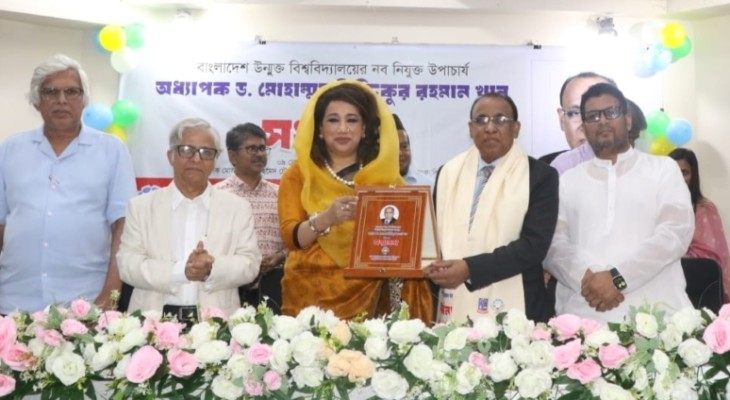 বাউবির উপাচার্যকে ঢাবি প্রাক্তন ছাত্র সমিতির সংবর্ধনা